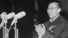 લ્હાસામાં એક સત્તાવાર સમારોહમાં સંબોધન કરતાં દલાઈ લામા (12 જુલાઈ, 1956)