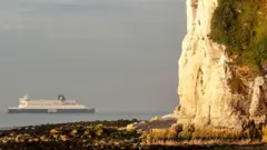 Ferry et les falaises blanches de Douvres