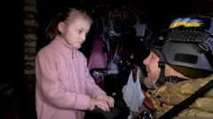 Девочка Анна и украинский полицейский