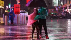 أعلنت حالة الطوارئ في مدينة نيويورك بعد أن اجتاحتها موجة قياسية من الأمطار والفيضانات جراء العاصفة الاستوائية إيدا.