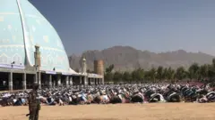 نماز عید در قندهار که گفته شده به امامت هبت‌الله آخوندزاده رهبر طالبان برگزار شده اما تصویری از حضور وی تا هننوز مشاهده نشده است