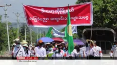 ပေါက်ကွဲမှုတွေရှိပေမဲ့ ဆန္ဒပြနေဆဲ