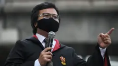 นายอานนท์ นำภา ขึ้นปราศรัยในการชุนนุมที่หน้าหอศิลปวัฒนธรรมกรุงเทพฯ เมื่อ 3 ส.ค.
