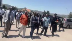 Abategetsi bagiye ku Gisenyi bashishikariza abaturage kwirinda kwambuka bajya i Goma ahari Ebola