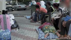 خادمات في الشارع خارج سفارة إثيوبيا ببيروت