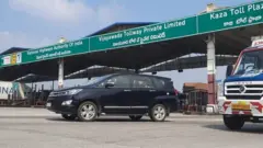 టోల్ గేట్ దగ్గర రద్దీ