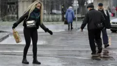 "Тепер люди падають не лише духовно". Через ожеледицю в Україні сотні травмованих і ДТП