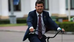Zelensky andando de bicicleta na serie de TV