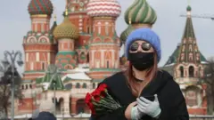 Девушка в маске