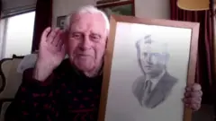 Старик с портретом