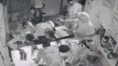 قوات الدعم السريع في أحد المحال