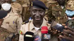 Amakuru avuga ko Col Ismaël Wagué yavuze ko Abanya-Mali ari bo ubu bagiye kwicyemurira ibijyanye na leta y'inzibacyuho