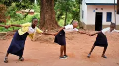 Ụmaụaka na-egwu egwu