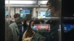 Çin'de metroda gençler