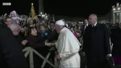Papa ve kendisini çekiştiren kadın