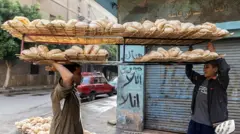 عمال يحملون خبزا