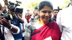 இந்தி அரசியல்: எதிர்க்கும் தென் இந்தியா - அரசியலாகிறதா கனிமொழியின் விமான நிலைய அனுபவம்?