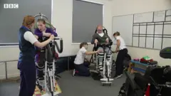 equipamento que simula o ato de andar