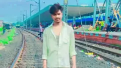 راجا ساهاني يقف على طريق سكة الحديد