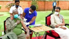 Rais Museveni na mkewe Janet wapata chanjo ya Corona