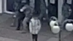 Muuqaal lagu baahiyay baraha bulshada ayaa muujinayay ciidamada Ruushka oo xafiiskiisa kala baxay duqa magaalada Melitopol