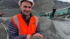 Método conhecido como 'intemperismo acelerado' utiliza minúsculas rochas vulcânicas para capturar carbono da atmosfera. Ouça áudio de reportagem de Jonah Fisher da BBC News.