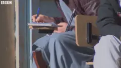 Estudantes afegãos levam armas para a escola