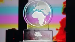 مجسمه یخی در حال ذوب روی صندلی بوریس جانسون