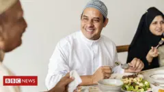 غرفة أخبار كورونا: احذر .. احتمالات انتقال كورونا من أفراد الأسرة تزيد عن المخالطة خارج المنزل