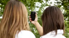 Dos mujeres se toman un selfie