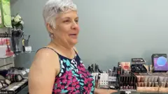 A vendedora Maria Aparecida Pereira Toscana em sua loja de cosméticos