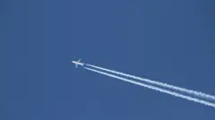 Imagem mostra avião voando, deixando rastro de fumaça no céu