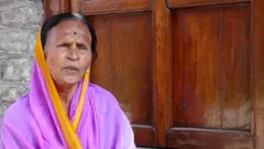 புனேவில் இந்த மூதாட்டி ஏன் பிச்சை எடுக்கிறார்?
