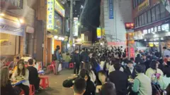 거리두기 해제 첫날인 18일 서울 을지로 '노가리 골목'이 사람들로 북적이고 있다