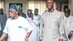 Oloye Olusegun Obasanjo ati gomina Seyi Makinde n di mọra wọn