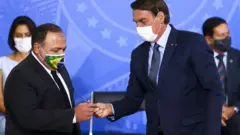 Eduardo Pazuello toma posse como Ministro, ao lado de Bolsonaro