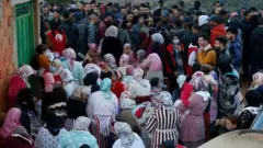 Les gens attendent anxieusement de voir Rayan s'échapper sain et sauf