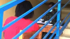 Dubartiin waa'ee qondaaltonni loltuu irraan gahan qorataatti yeroo himtutti