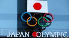 Bandera japonesa con el emblema de los Juegos Olímpicos.