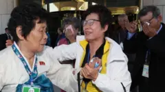 2018년 제21차 이산가족 상봉행사 2회차 마지막날 금강산호텔에서 열린 작별상봉 및 공동중식을 마친 북측 유재숙(79)할머니가 남측 사촌동생 유애숙(72)씨 등과 버스에 오르기 전 작별인사를 나누며 눈물을 흘리고 있다