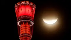 Eclipse lunar parcial em Tóquio; em primeiro plano, torre de observação Skytree