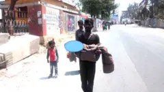 శవాన్ని తీసుకెళ్తున్న వ్యక్తి