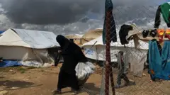 Seorang pengungsi eks-ISIS di wilayah kamp Al Hol, Suriah
