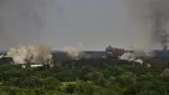 সেভারোদোনেৎস্ক শহরের ওপর ক্রমাগত তীব্র গোলা হামলা চালাচ্ছে রুশ বাহিনী