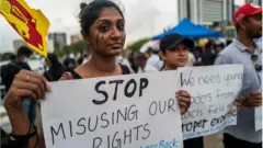 అధ్యక్ష భవనం దగ్గర మహిళల ఆందోళన