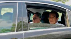 Presiden Joko Widodo meninjau jalan rusak di Lampung