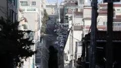 빌라촌을 걷고 있는 행인