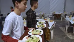 ምግብ የያዙ ወጣቶች