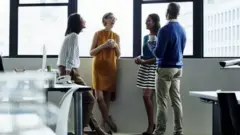 Pessoas conversando em um escritório