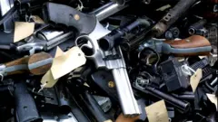 Armas apreendidas à espera de destruição